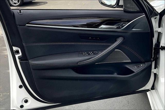 Photo of 2023 Alpine White BMW 530e