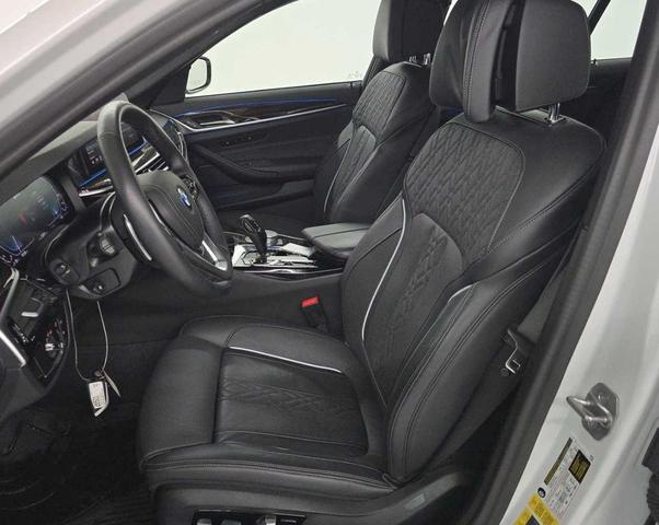 Photo of 2022 Mineral White Metallic BMW 530e