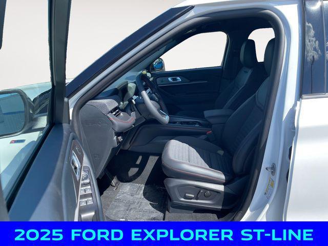 Photo of 2025 White Ford Explorer