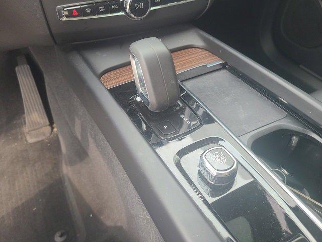 Photo of 2022 White Volvo XC60