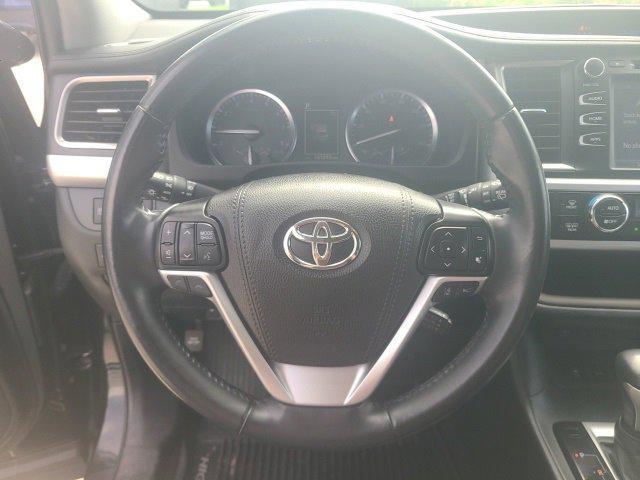 Photo of 2019 Midnight Black Metallic Toyota Highlander