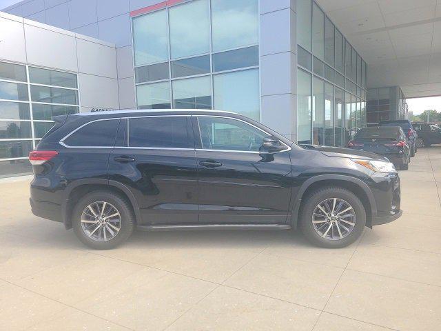 Photo of 2019 Midnight Black Metallic Toyota Highlander