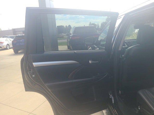 Photo of 2019 Midnight Black Metallic Toyota Highlander