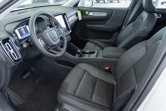 Photo of 2025 Crystal White Volvo XC40