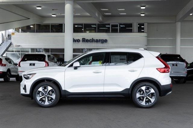 Photo of 2025 Crystal White Volvo XC40