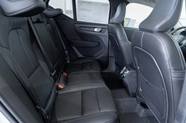 Photo of 2025 Crystal White Volvo XC40