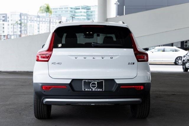 Photo of 2025 Crystal White Volvo XC40