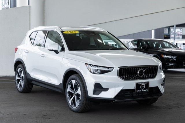 Photo of 2025 Crystal White Volvo XC40