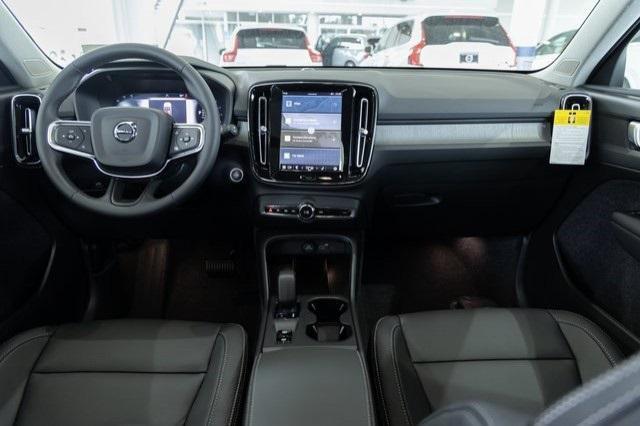 Photo of 2025 Crystal White Volvo XC40