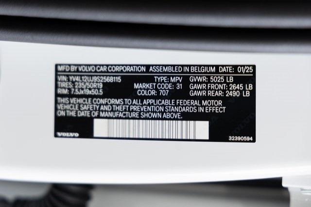 Photo of 2025 Crystal White Volvo XC40