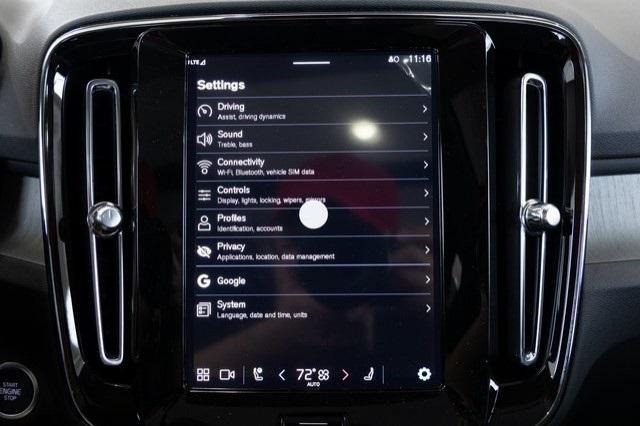 Photo of 2025 Crystal White Volvo XC40