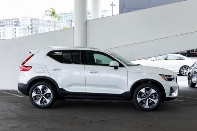 Photo of 2025 Crystal White Volvo XC40