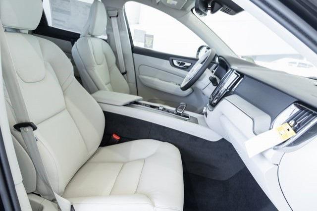 Photo of 2025 Onyx Black Volvo XC60 Plug-In Hybrid