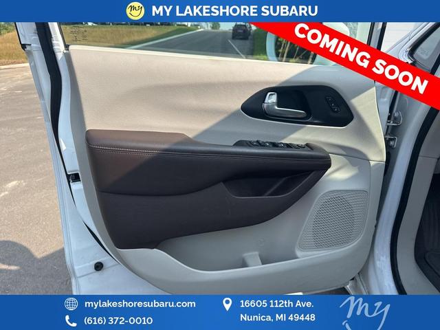 Photo of 2020 Bright White Clearcoat Chrysler Pacifica