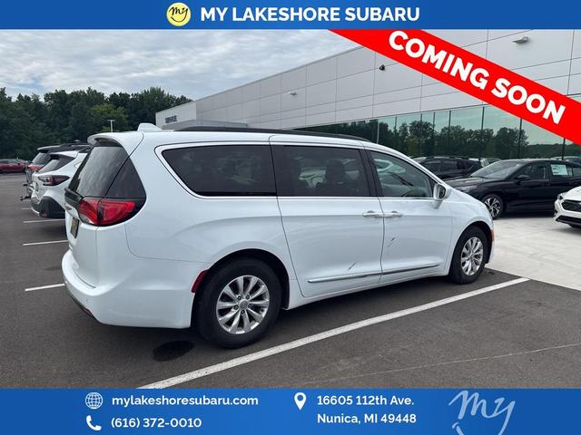 Photo of 2017 Bright White Clearcoat Chrysler Pacifica