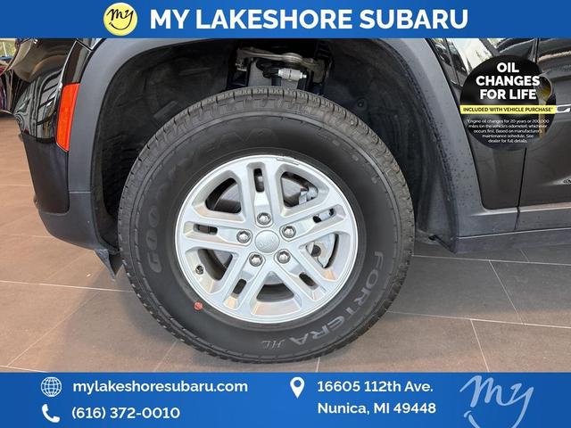 Photo of 2023 Diamond Black Crystal Pearlcoat Jeep Grand Cherokee