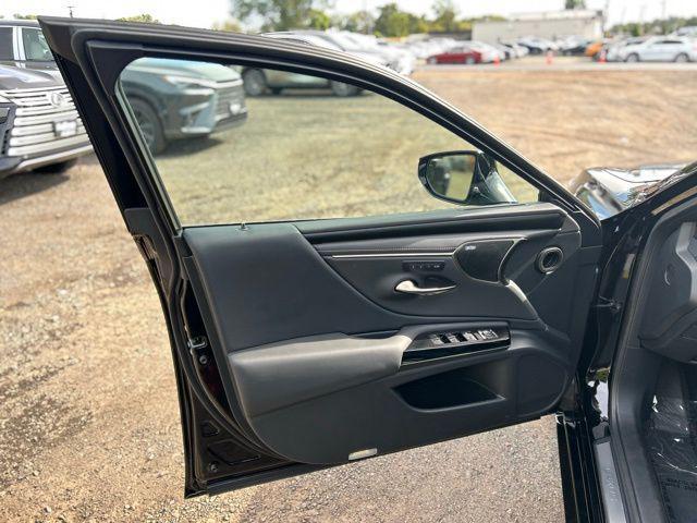 Photo of 2025 Obsidian Lexus ES 350