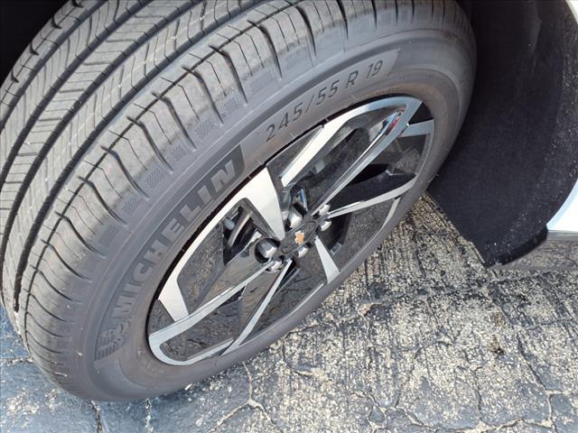 Photo of 2025 Summit White Chevrolet Equinox EV