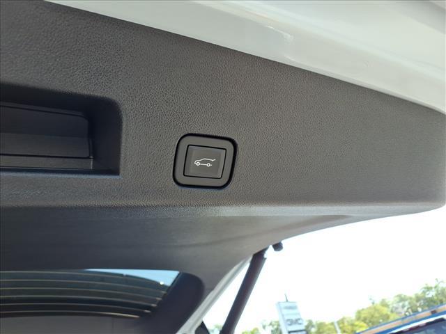 Photo of 2026 Glacier White Tricoat GMC Acadia