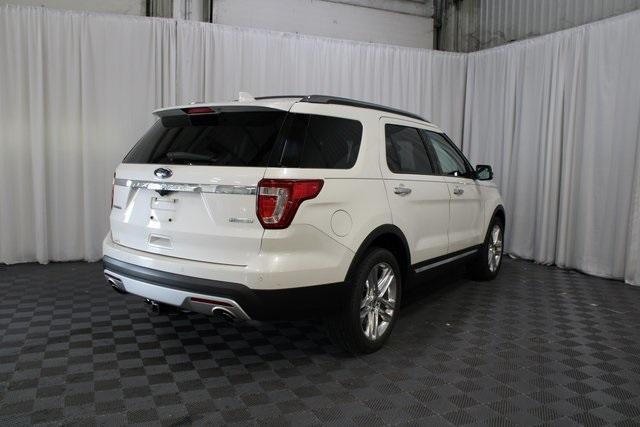 Photo of 2017 White Platinum Ford Explorer