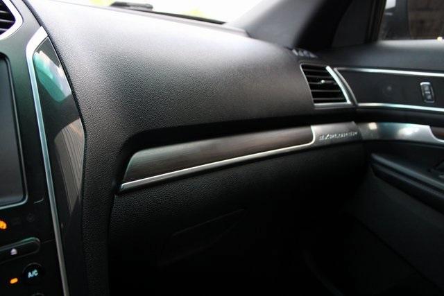 Photo of 2017 White Platinum Ford Explorer