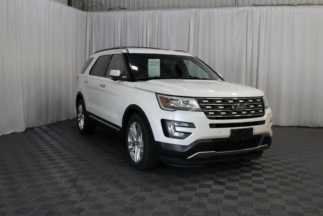 Photo of 2017 White Platinum Ford Explorer