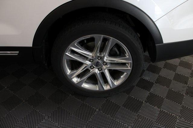 Photo of 2017 White Platinum Ford Explorer