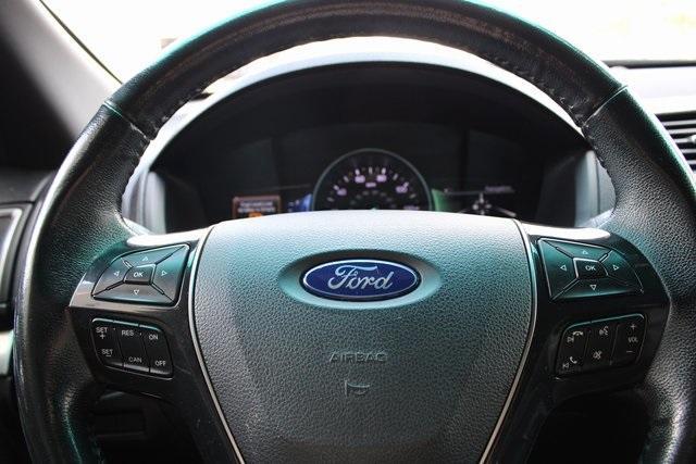 Photo of 2017 White Platinum Ford Explorer