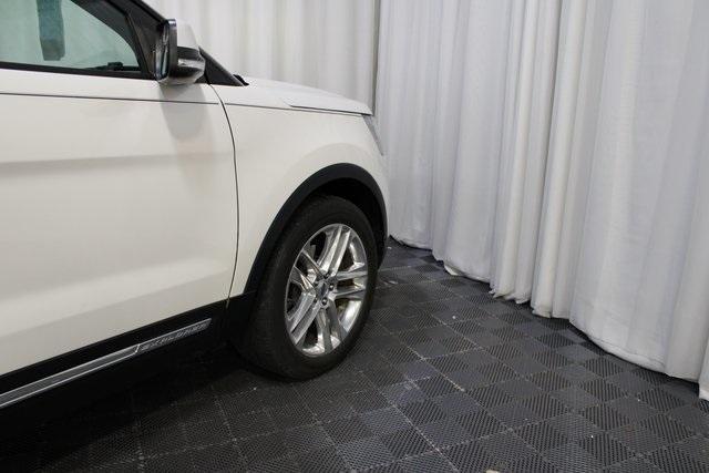 Photo of 2017 White Platinum Ford Explorer