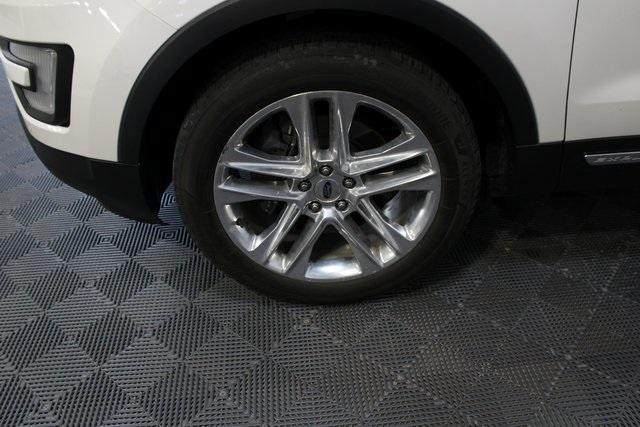 Photo of 2017 White Platinum Ford Explorer