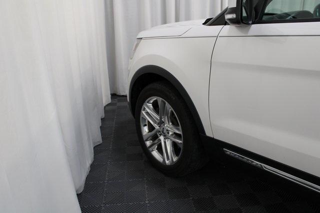 Photo of 2017 White Platinum Ford Explorer