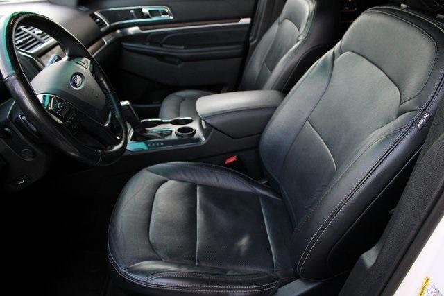 Photo of 2017 White Platinum Ford Explorer