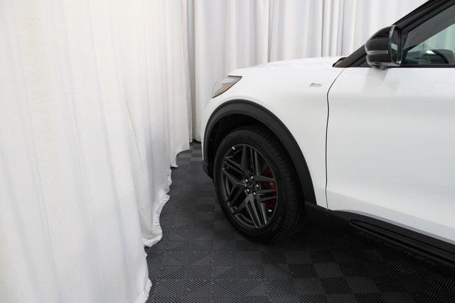 Photo of 2025 White Metallic Ford Explorer