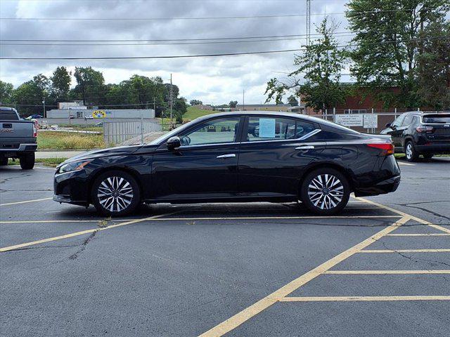 Photo of 2023 Super Black Nissan Altima