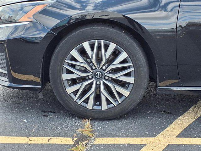 Photo of 2023 Super Black Nissan Altima