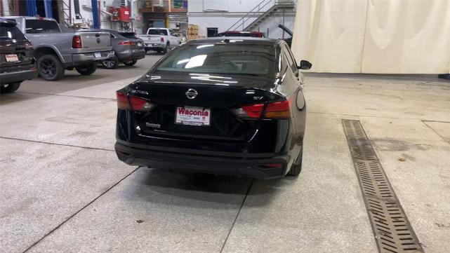 Photo of 2022 Super Black Nissan Altima