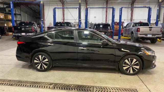 Photo of 2022 Super Black Nissan Altima