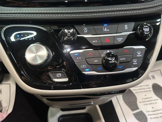 Photo of 2022 Bright White Clearcoat Chrysler Pacifica