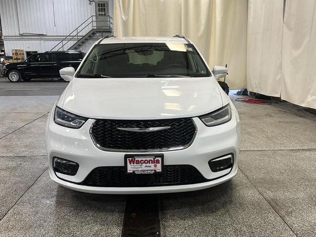 Photo of 2022 Bright White Clearcoat Chrysler Pacifica