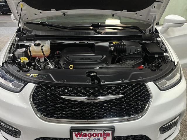 Photo of 2022 Bright White Clearcoat Chrysler Pacifica