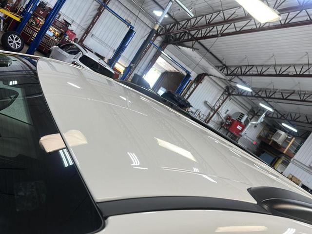 Photo of 2022 Bright White Clearcoat Chrysler Pacifica