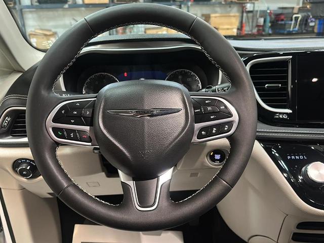 Photo of 2022 Bright White Clearcoat Chrysler Pacifica