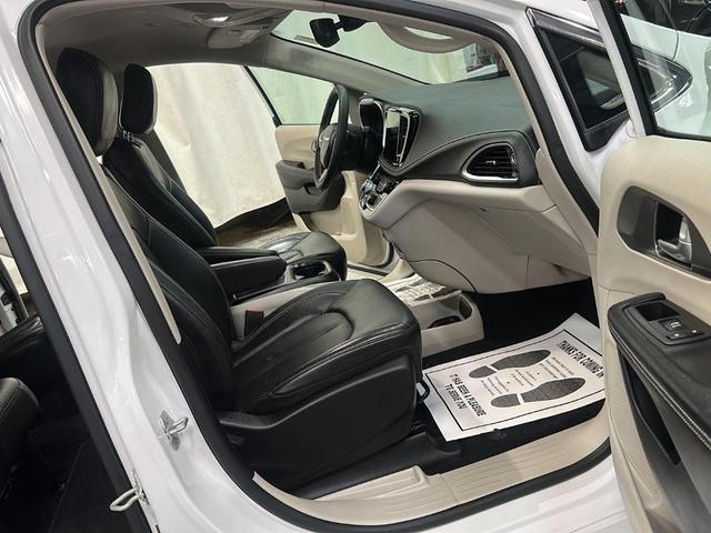 Photo of 2022 Bright White Clearcoat Chrysler Pacifica