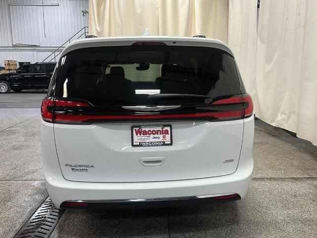Photo of 2022 Bright White Clearcoat Chrysler Pacifica