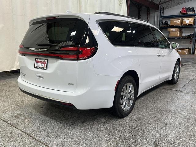 Photo of 2022 Bright White Clearcoat Chrysler Pacifica