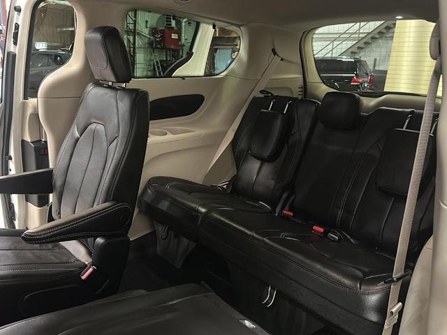 Photo of 2022 Bright White Clearcoat Chrysler Pacifica