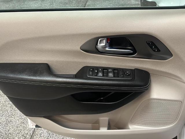Photo of 2022 Bright White Clearcoat Chrysler Pacifica