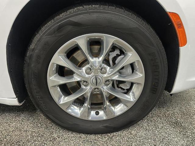 Photo of 2022 Bright White Clearcoat Chrysler Pacifica