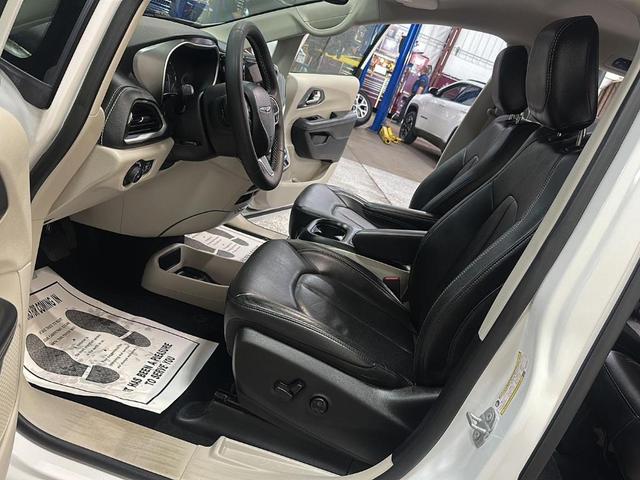 Photo of 2022 Bright White Clearcoat Chrysler Pacifica