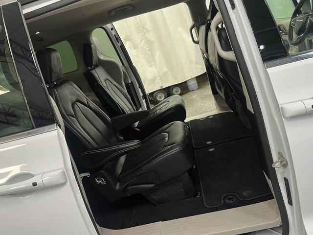Photo of 2022 Bright White Clearcoat Chrysler Pacifica